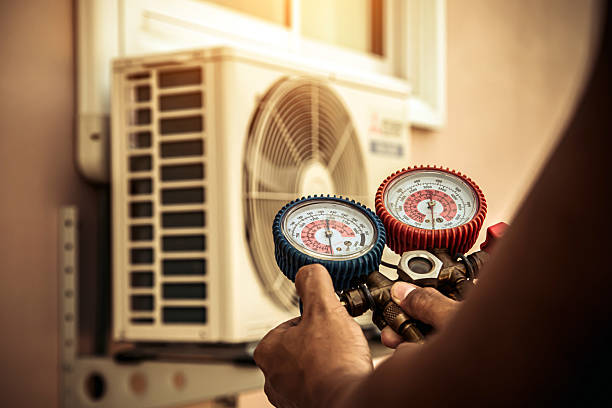 Professional Heat Pump Repair technician working in Roslyn Heights, NY